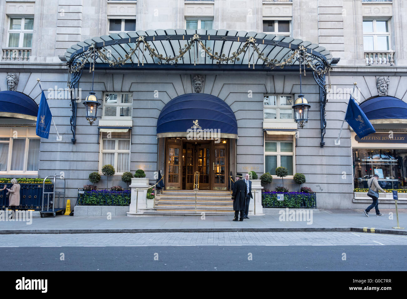 Un concierge si trova fuori dall'entrata del famoso Ritz Hotel a Mayfair, nel centro di Londra, Inghilterra, Regno Unito Foto Stock