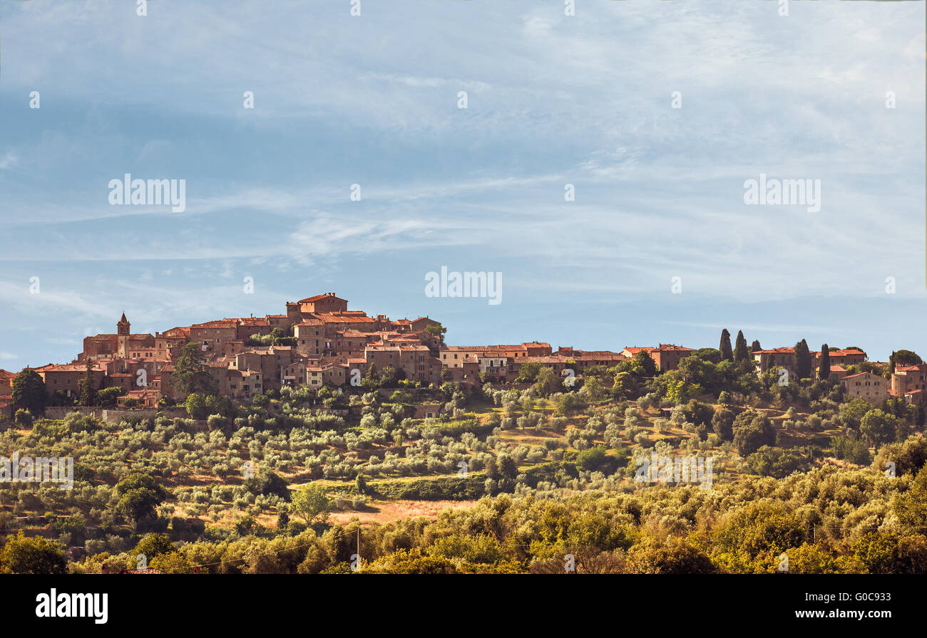 Paesaggio toscano con piccola città su una collina Foto Stock