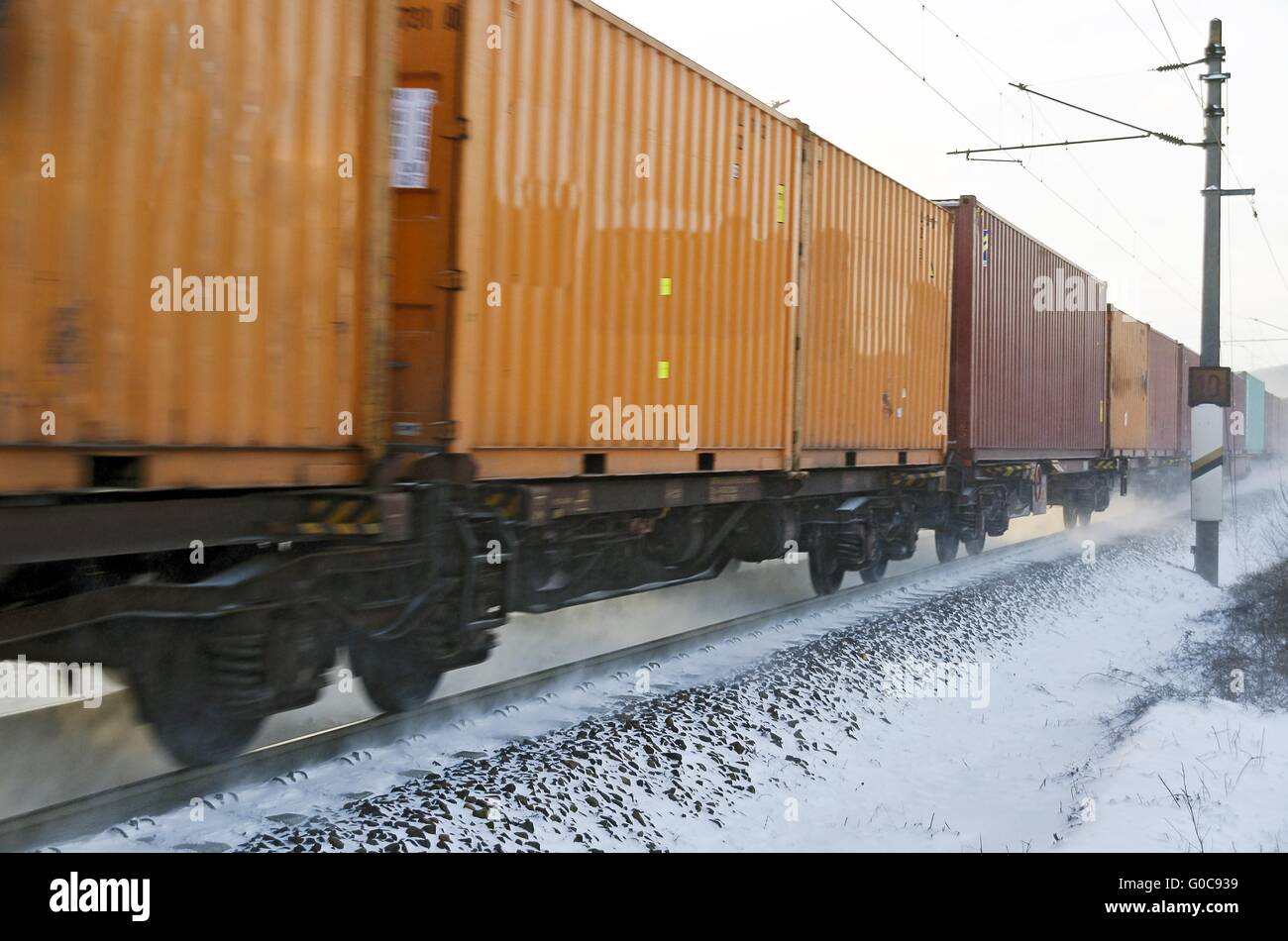 I carri di contenitore in esecuzione su winterly snowy via Foto Stock