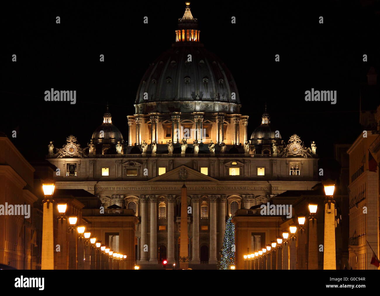 Vista notturna della Basilica di San Pietro nel tempo di Natale. Città del Vaticano Foto Stock