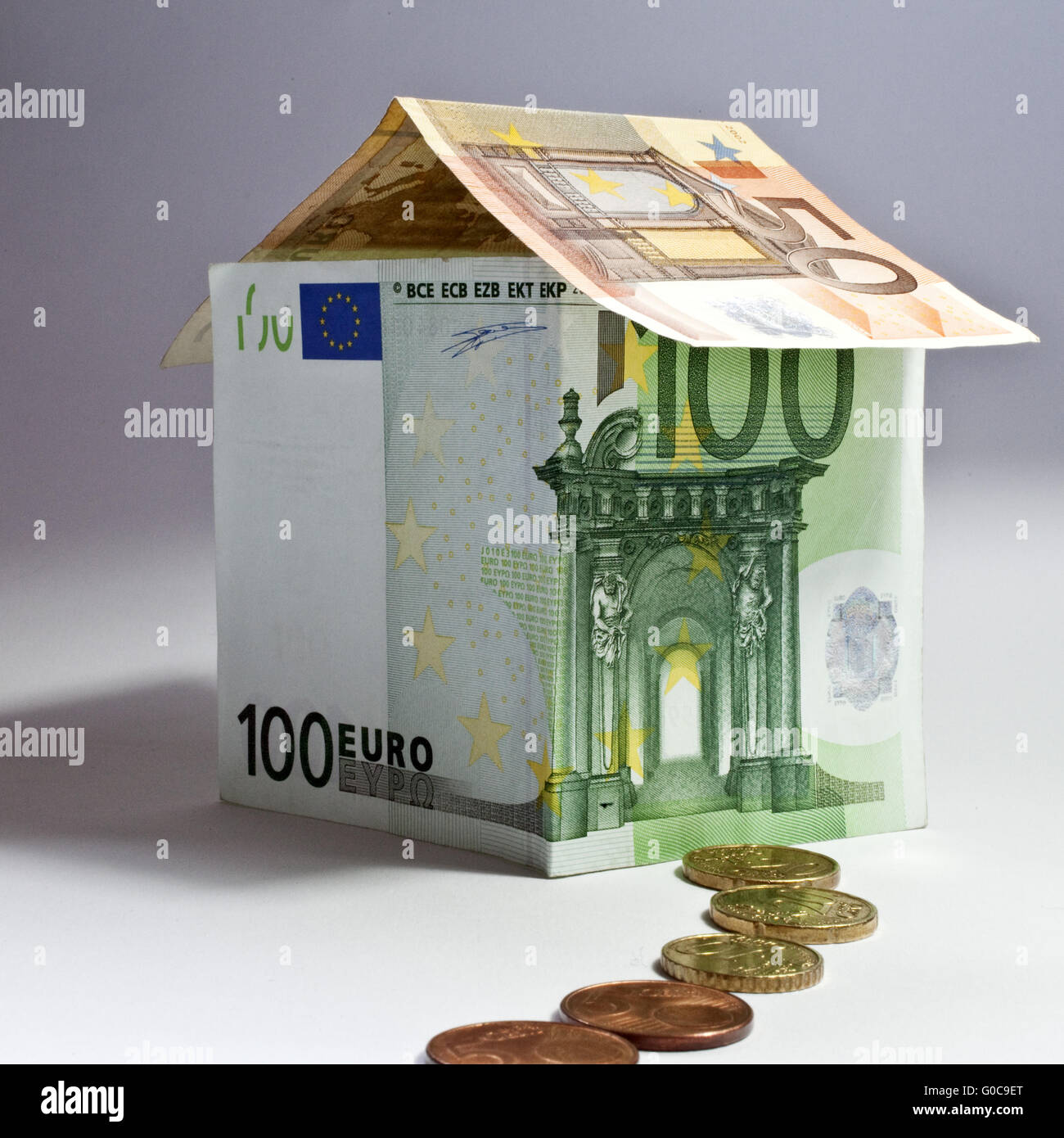 Casa fatta di banconote in euro, immagine simbolica Foto Stock