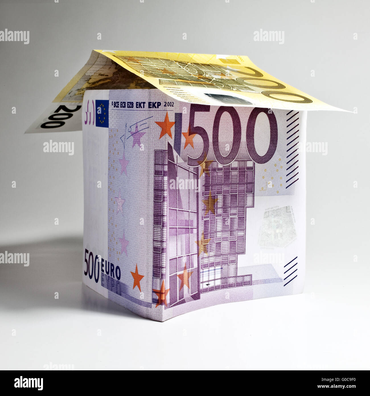 Casa fatta di banconote in euro, immagine simbolica Foto Stock