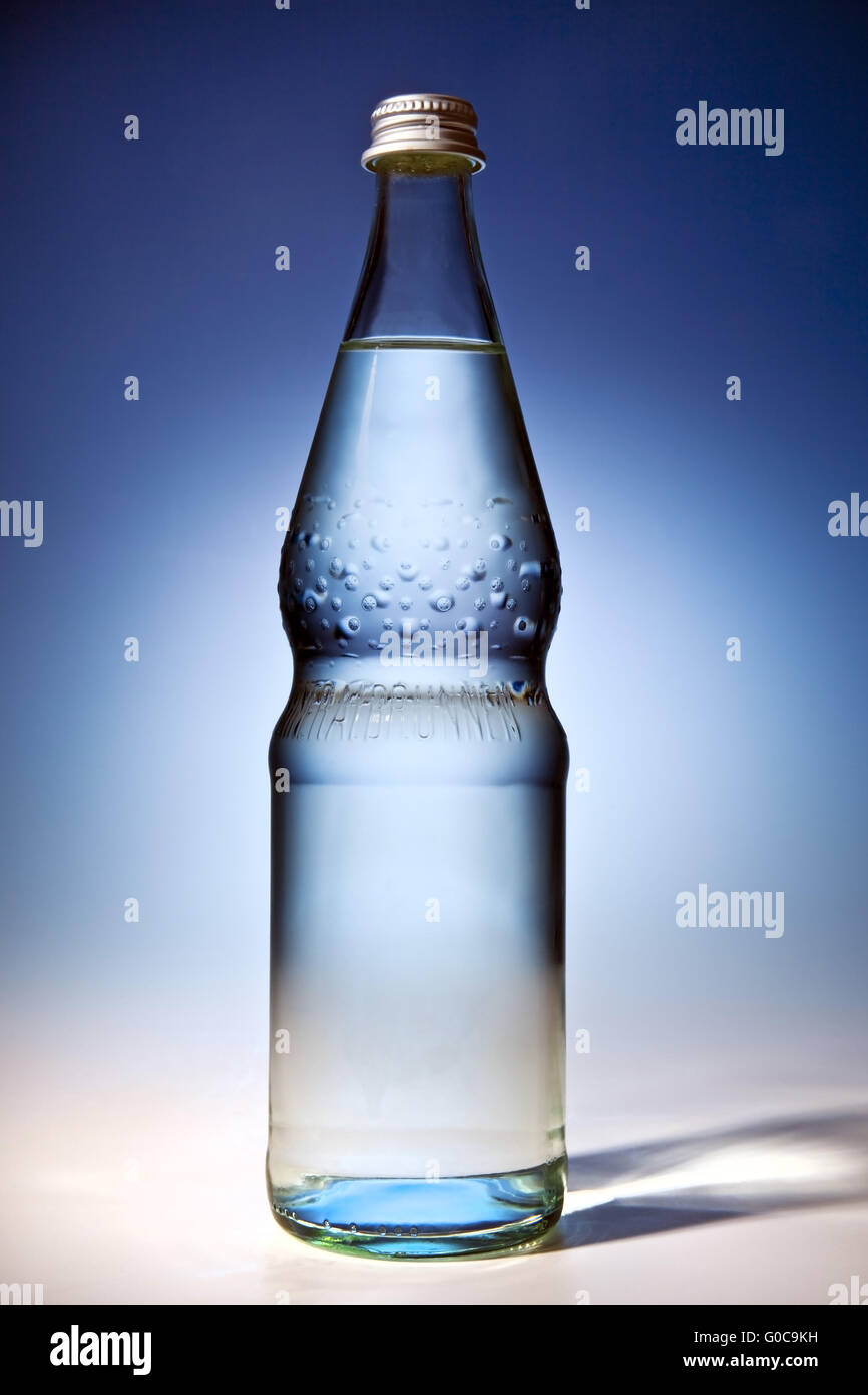Una bottiglia di acqua minerale Foto Stock