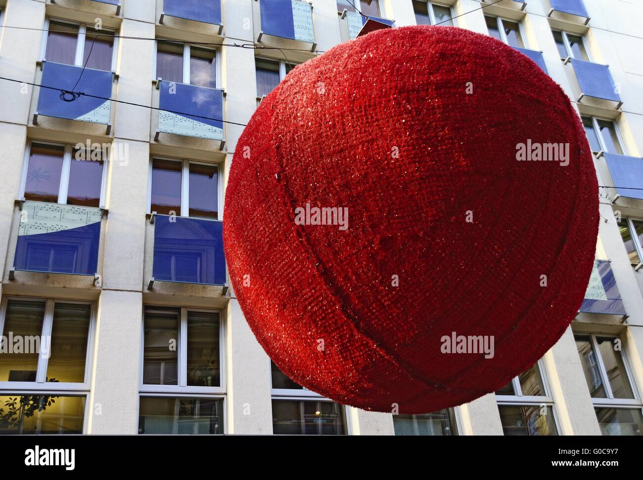 Natale a forma di fulmine come un big Red Globe Foto Stock
