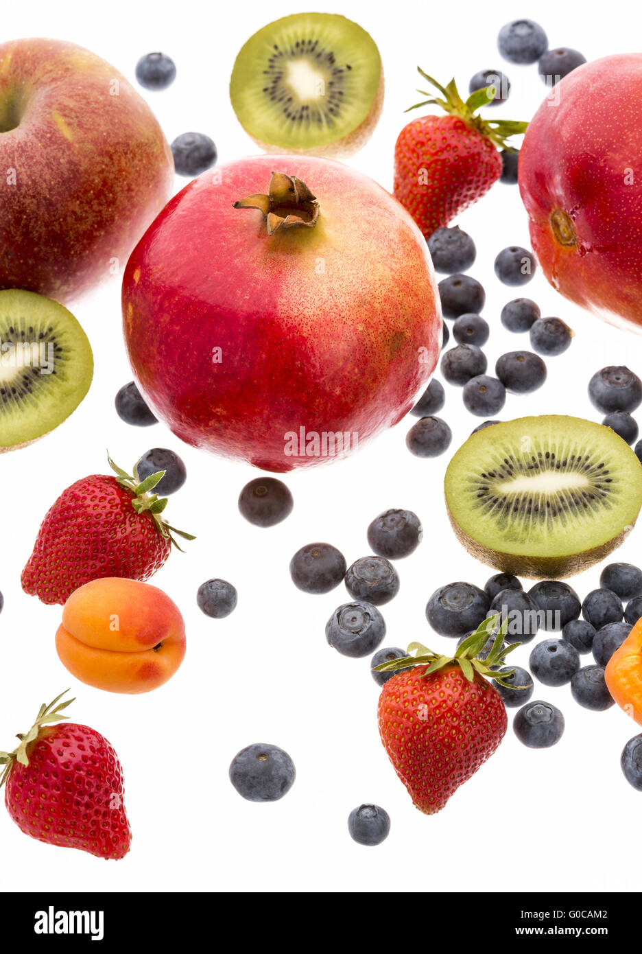 Varietà di frutta sparse su sfondo bianco Foto Stock