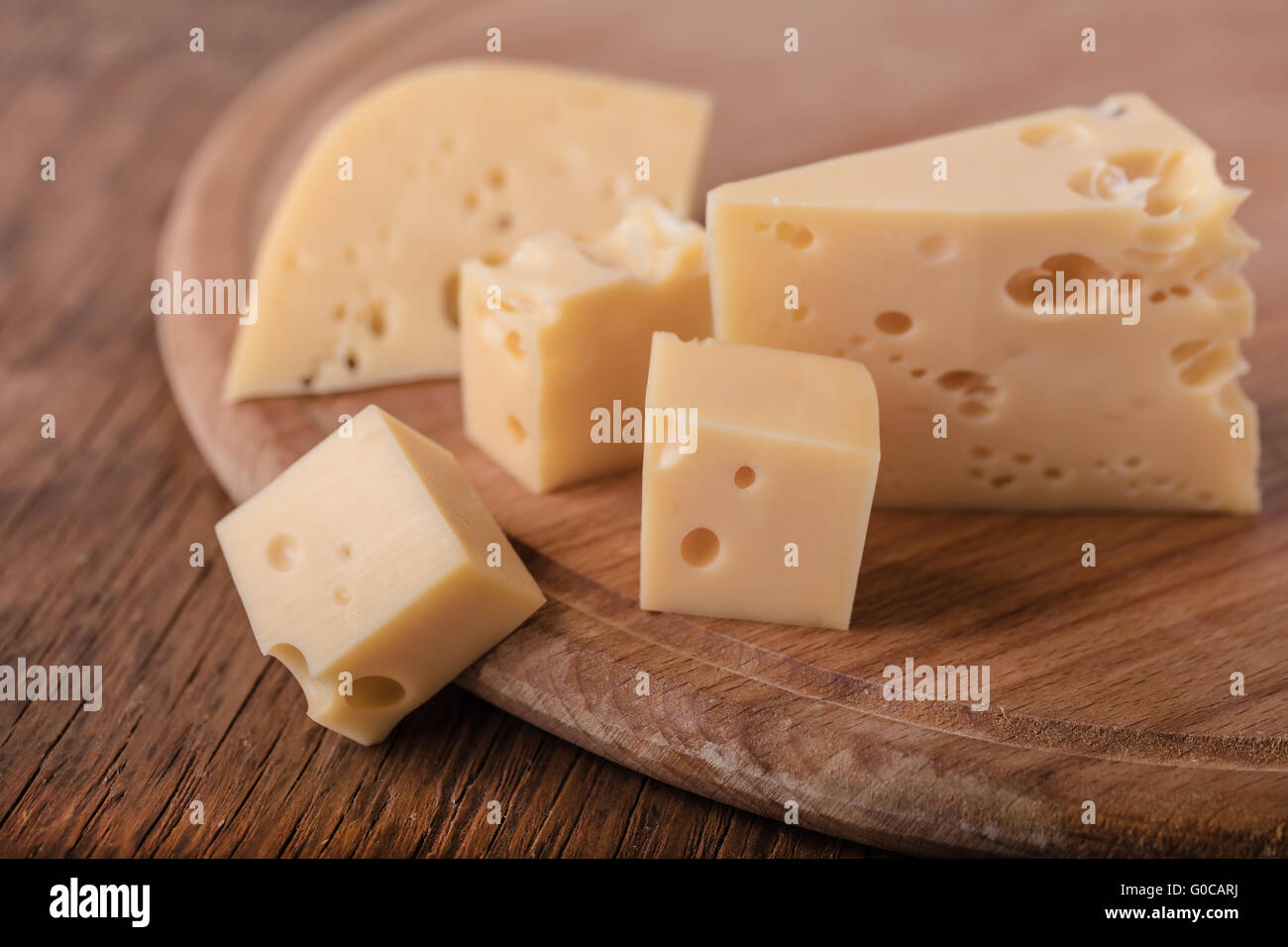 Pezzo fresco di formaggio su uno sfondo di legno Foto Stock