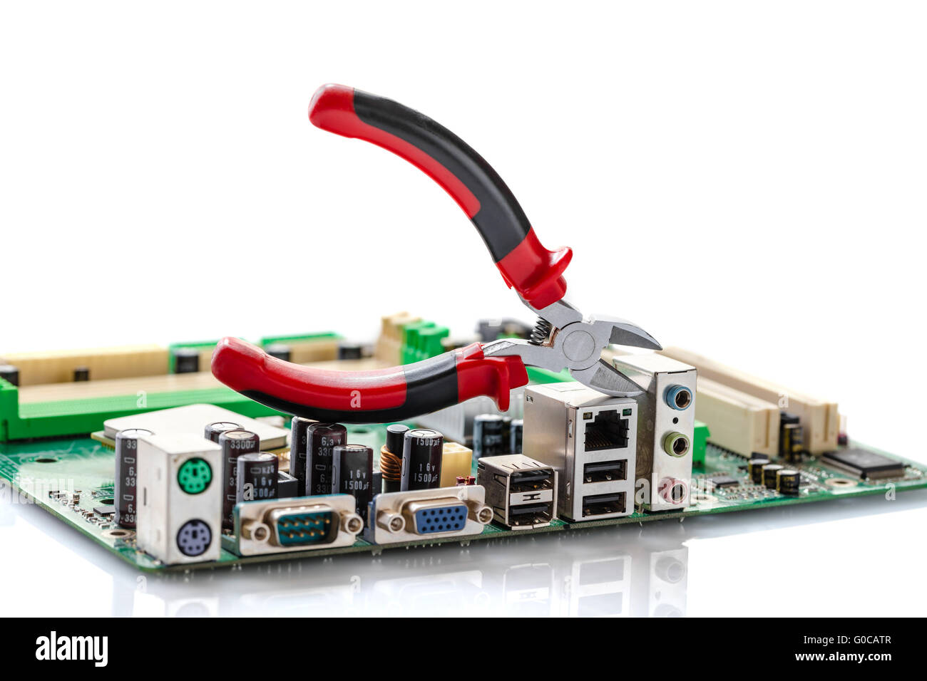 Pinze sulla scheda madre del computer su sfondo bianco Foto Stock