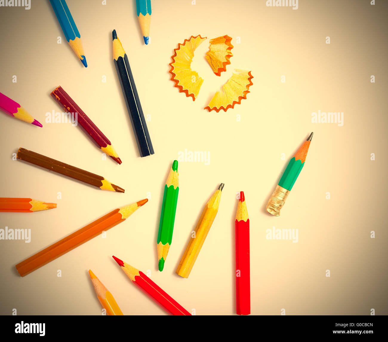 Diverse matite colorate e trucioli sul retro bianco Foto Stock