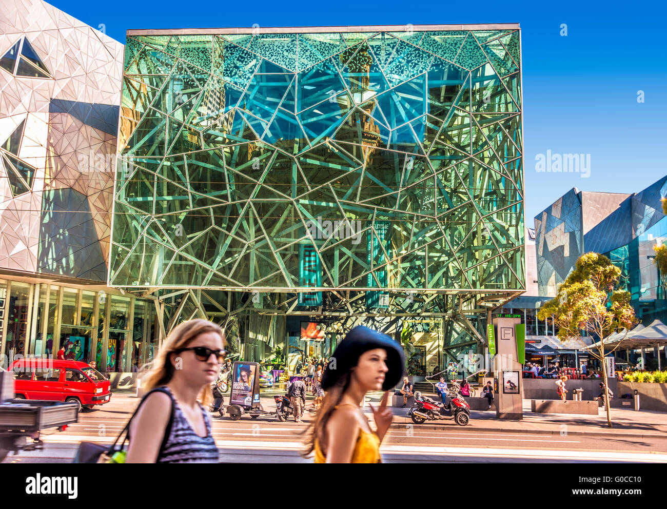 Federation Square il centro civico e il complesso degli intrattenimenti di Melbourne, Victoria Australia Foto Stock