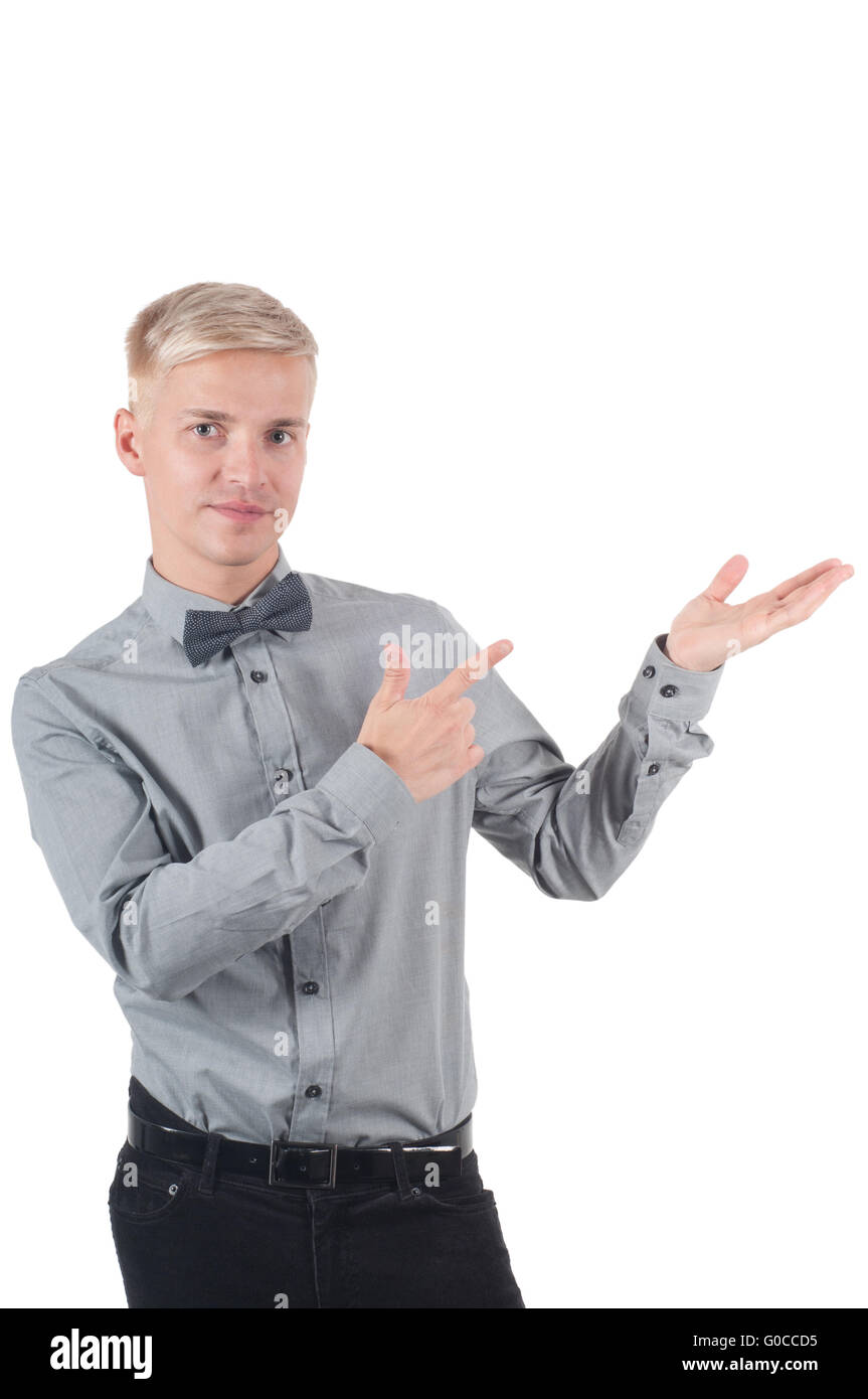 Uomo in camicia e bow tie-dispositivo di puntamento con le sue dita Foto Stock