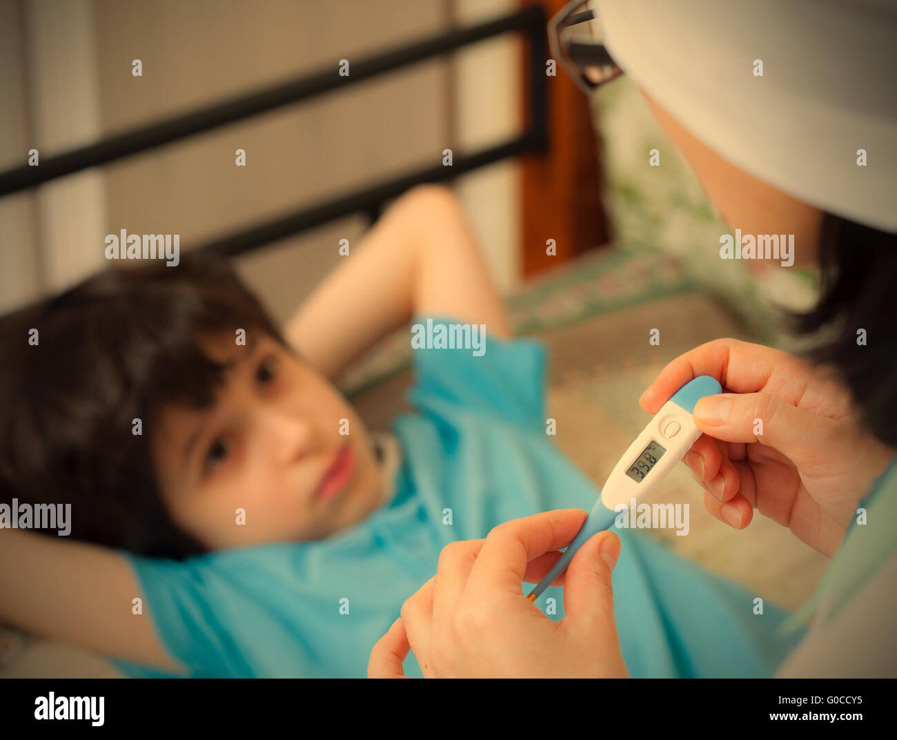 La misurazione della temperatura del bambino. home medicin Foto Stock