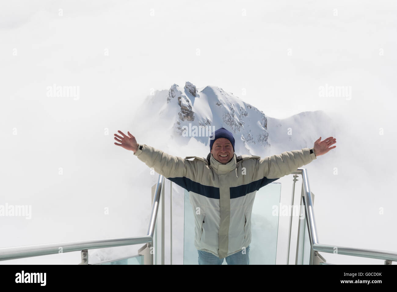 Un uomo è felice di fronte al Dachstein Montagne Foto Stock