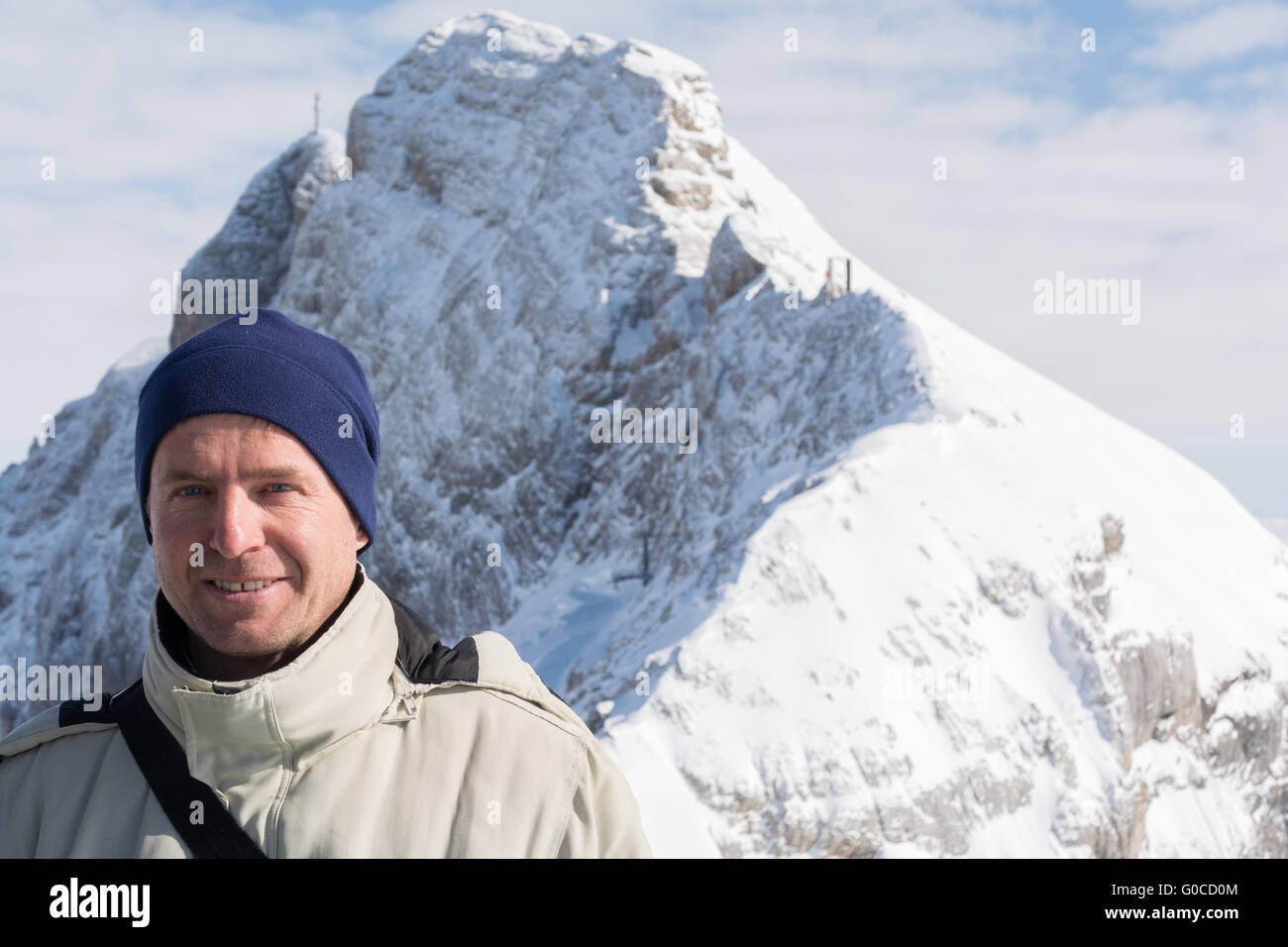Un uomo si erge di fronte al Dachstein Montagne Foto Stock