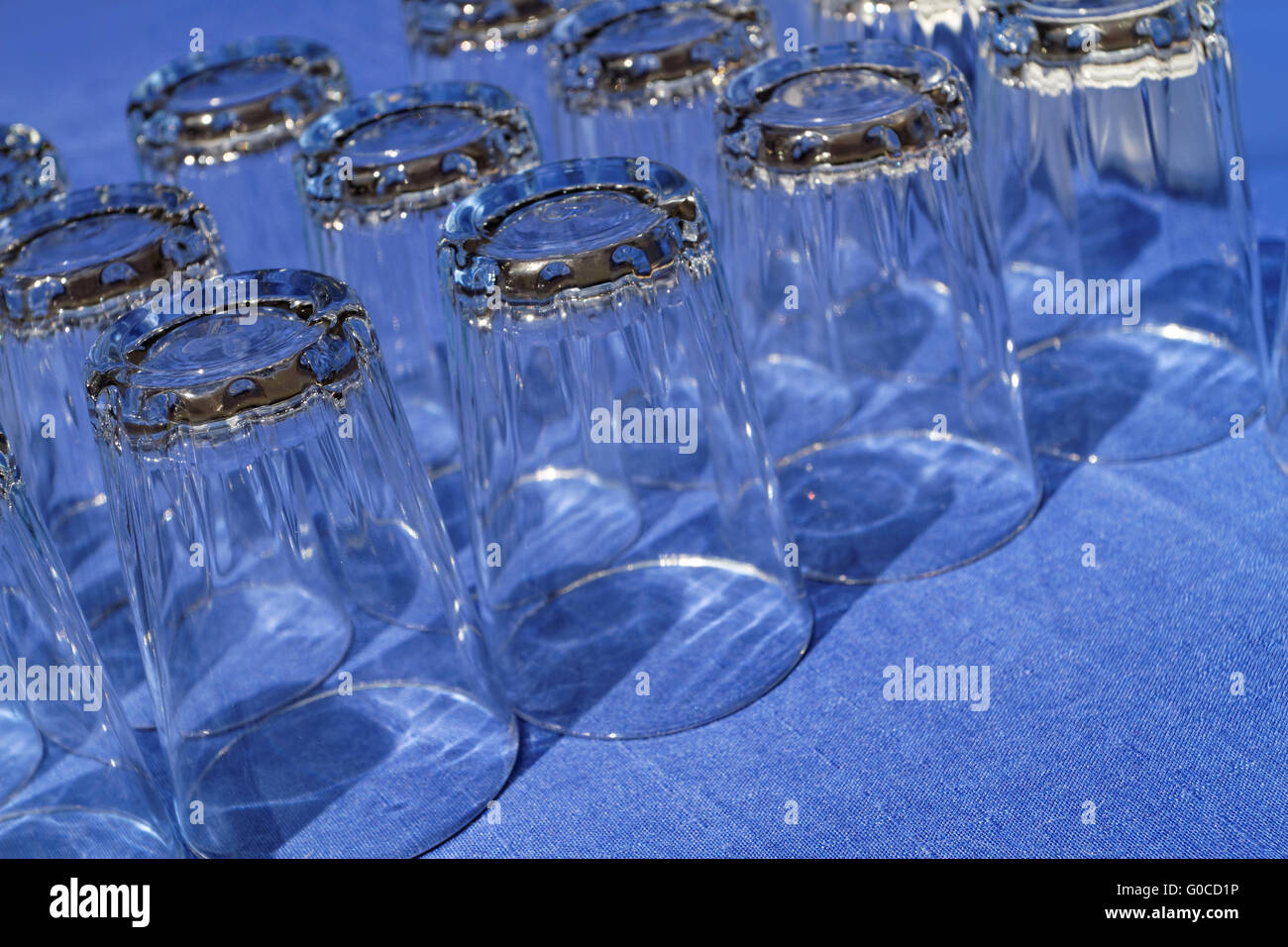 Molti di vetro per acqua potabile in ristorante Foto Stock