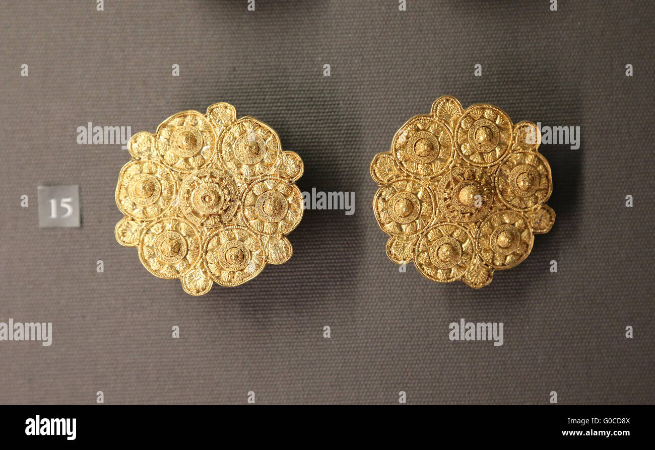 Orecchini a forma di disco orecchie. 6-VII secolo A.C. Cerchi decorazione vegetale e centro della concavità. Oro. La filigrana e la granulazione. Foto Stock