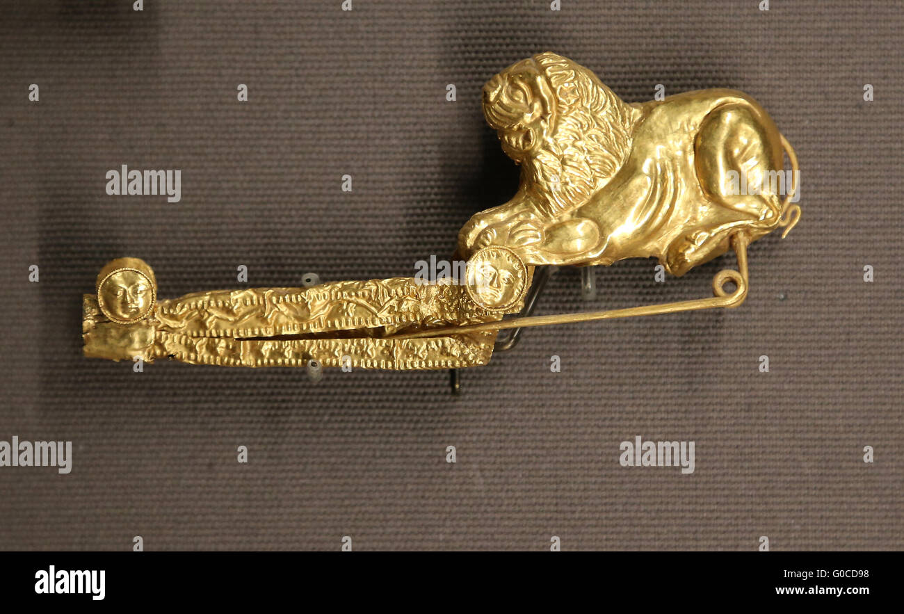 Arte etrusca. Fibula: lion, maschere e palme. 5° C. BC. Orvieto (antica Volsinii, Italia). Oro. Filigrana e stampaggio. Louvre Foto Stock