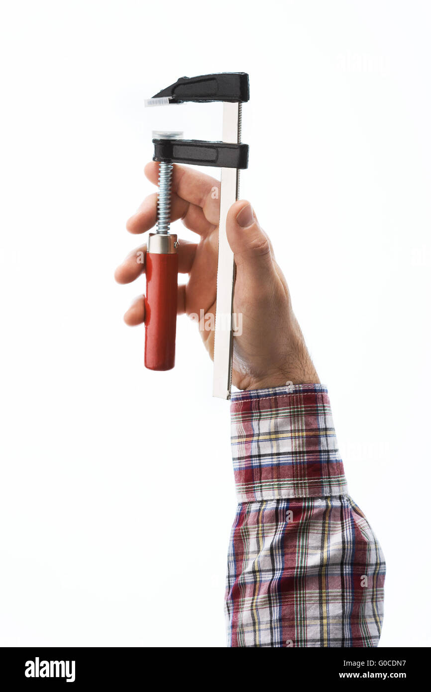 Falegname maschio la mano che regge un morsetto di legno su sfondo bianco, Carpenteria & Costruzioni in legno concept Foto Stock