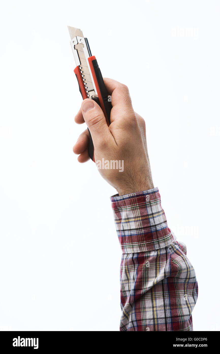 Maschio lato tenendo un coltello su sfondo bianco, fai da te e home concetto di miglioramento Foto Stock