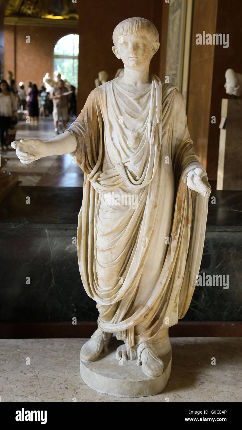 Nero (37 Annuncio-68 AD). Imperatore romano da 54-68. Statua del neonato Nero in toga, con bulla, tenendo una rotellina di scorrimento. Ca. 50 D.C. Il marmo. Foto Stock