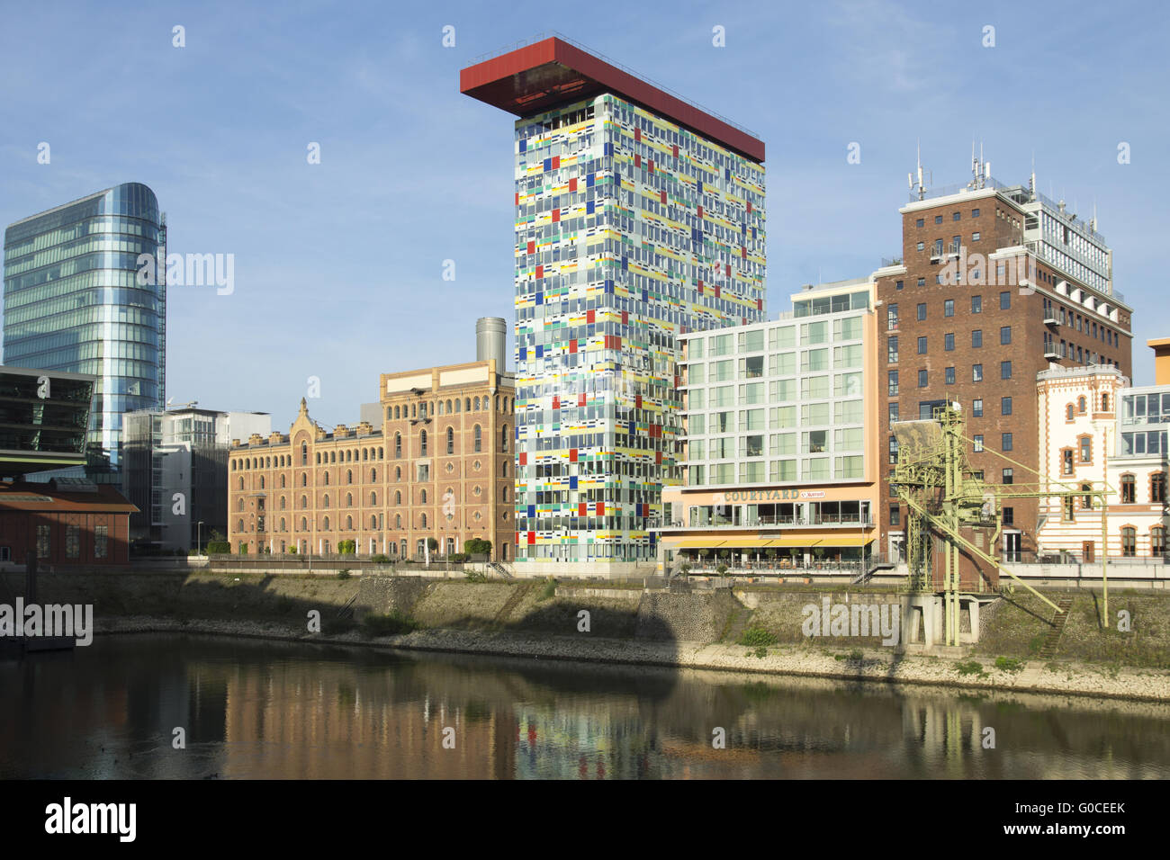 Edifici al Speditionsstrasse nel Mediahar Foto Stock