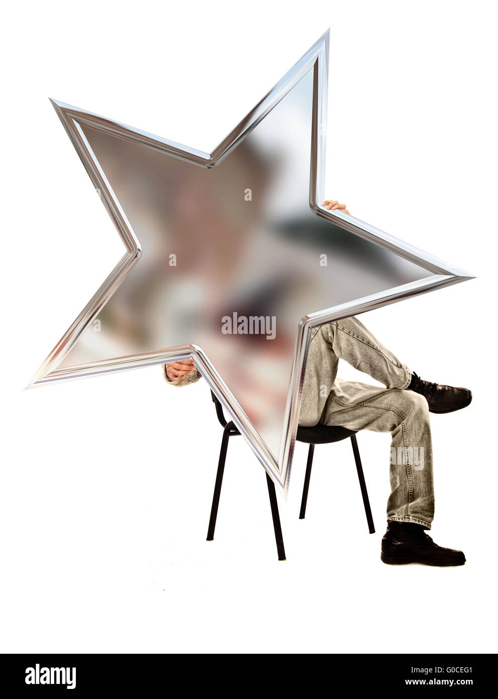 Uomo seduto su una sedia e la messa in attesa di una stella a cinque punte Foto Stock