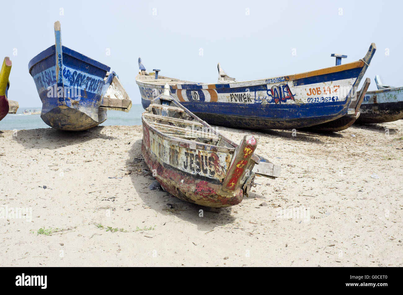 Vecchio rotto barche da pesca sul mare africano sabbia Foto Stock