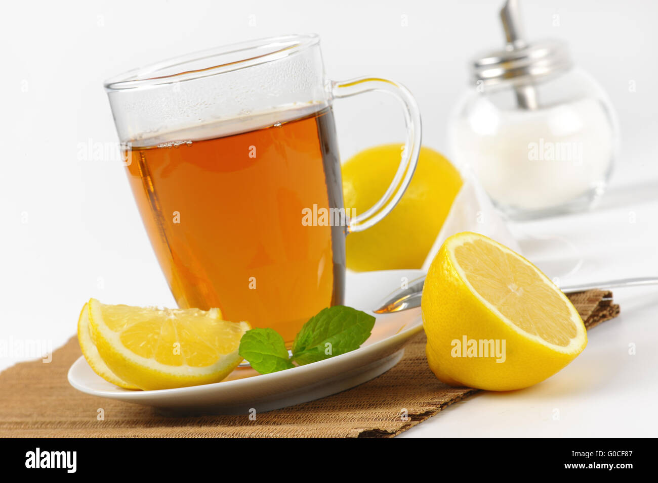 Tazza di tè nero con limone e zucchero - close up Foto Stock