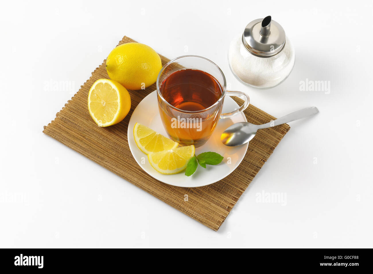 Tazza di tè nero con limone e zucchero Foto Stock