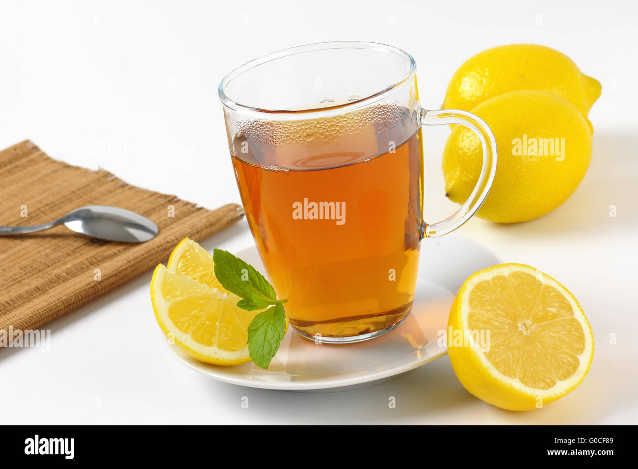 Tazza di tè nero con il limone - close up Foto Stock