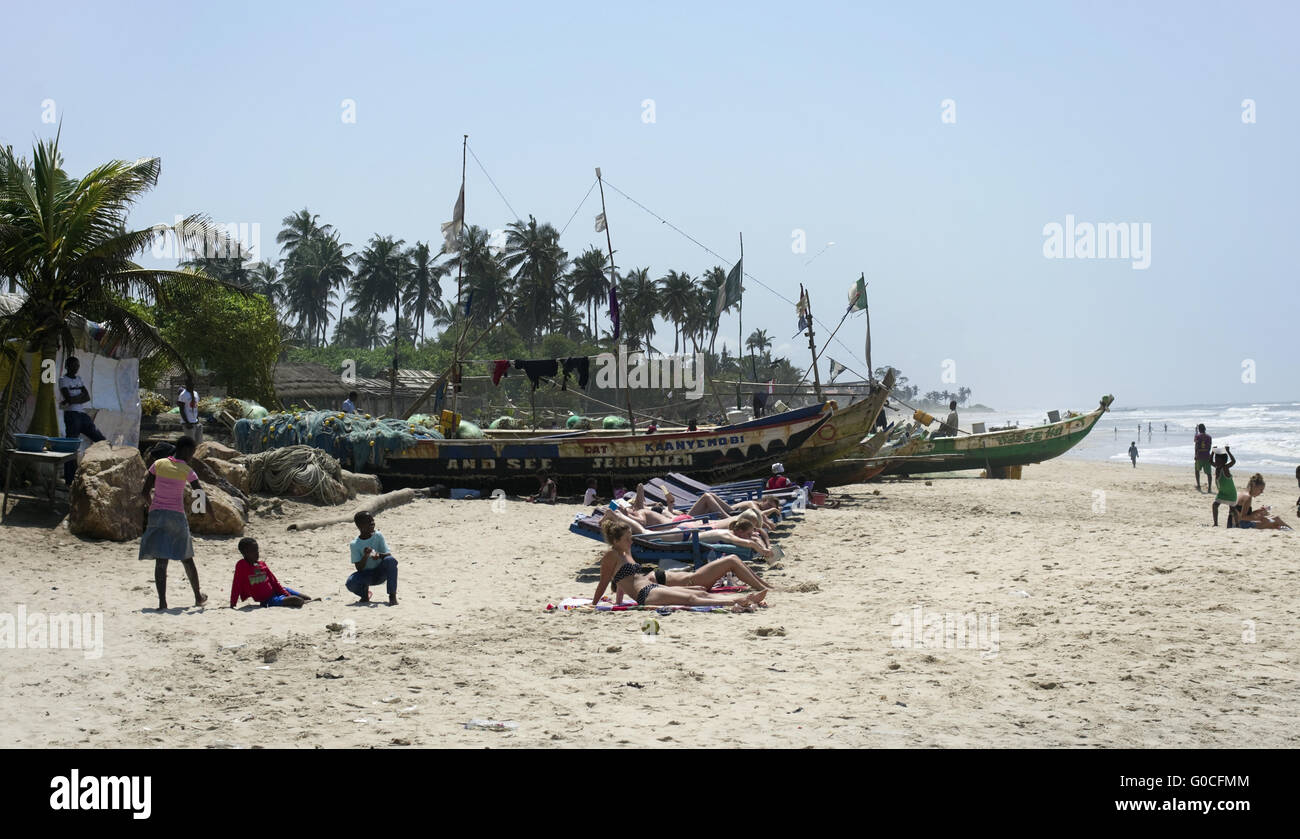 I turisti europei hanno un periodo di riposo sul mare africano coast Foto Stock