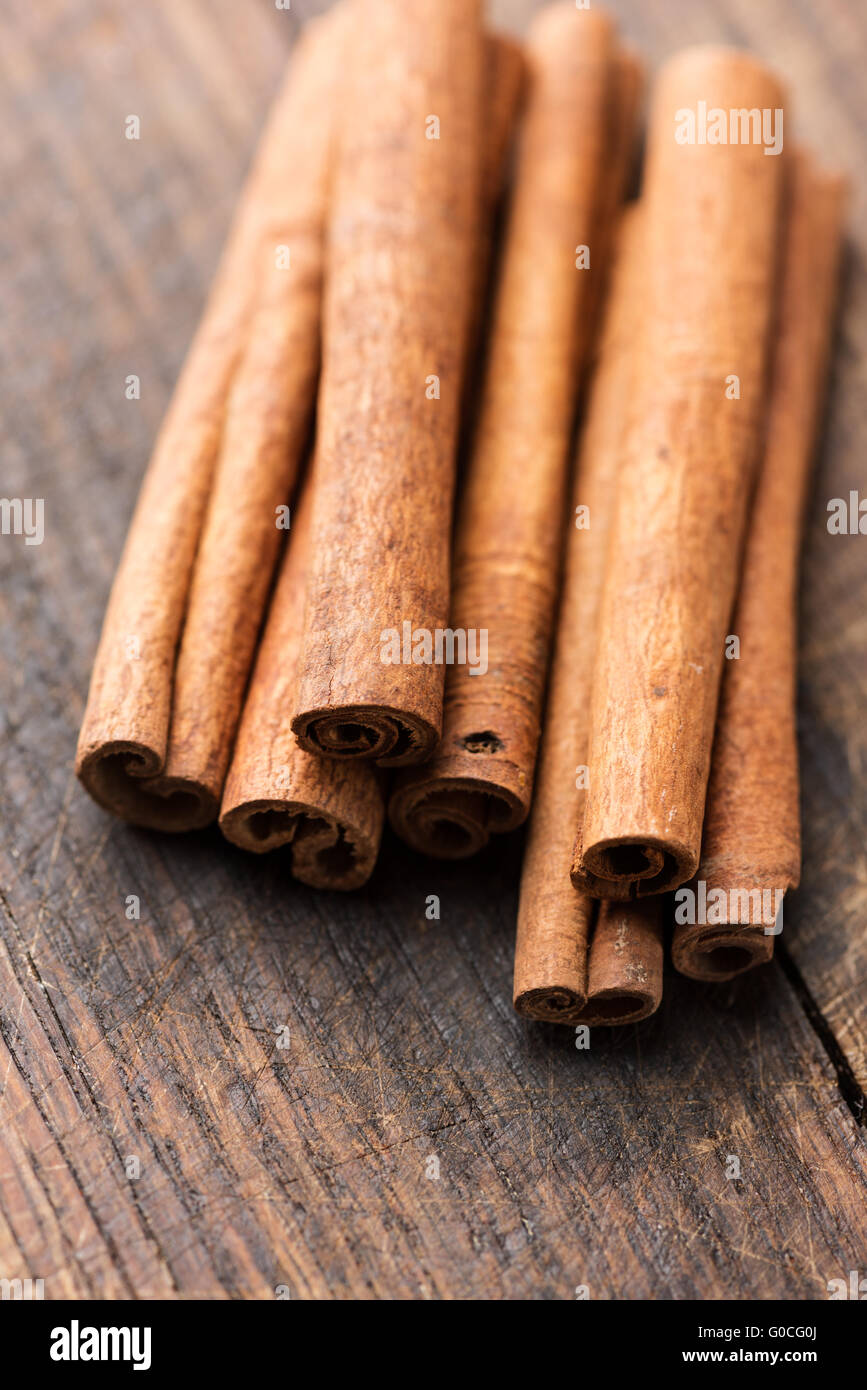 Bastoncini di cannella su tavola in legno rustico close up Foto Stock