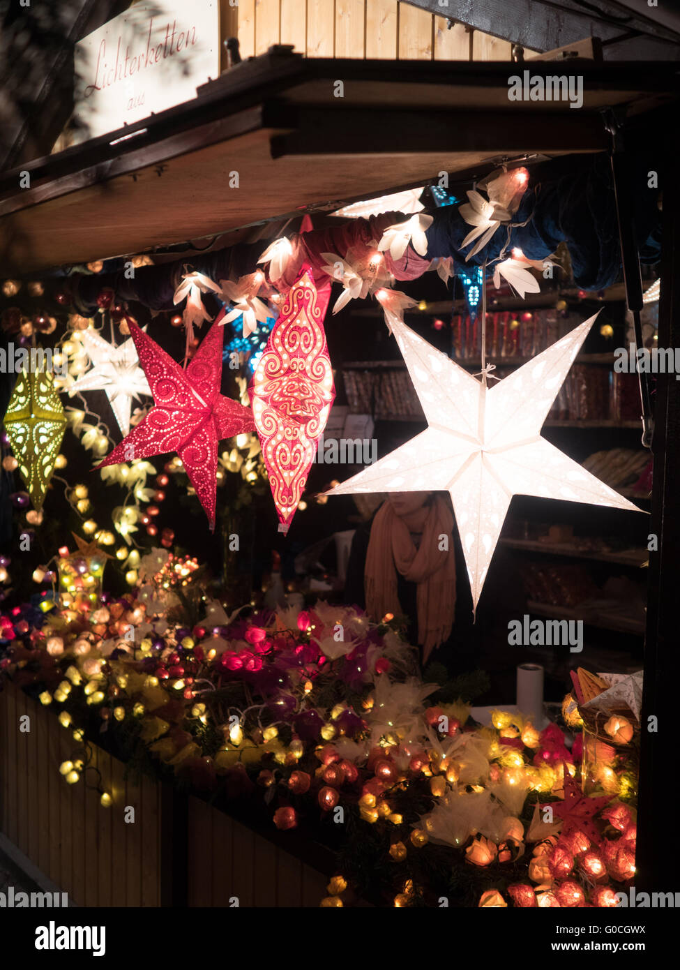 Accesa a stelle e luci su un Natale marke Foto Stock