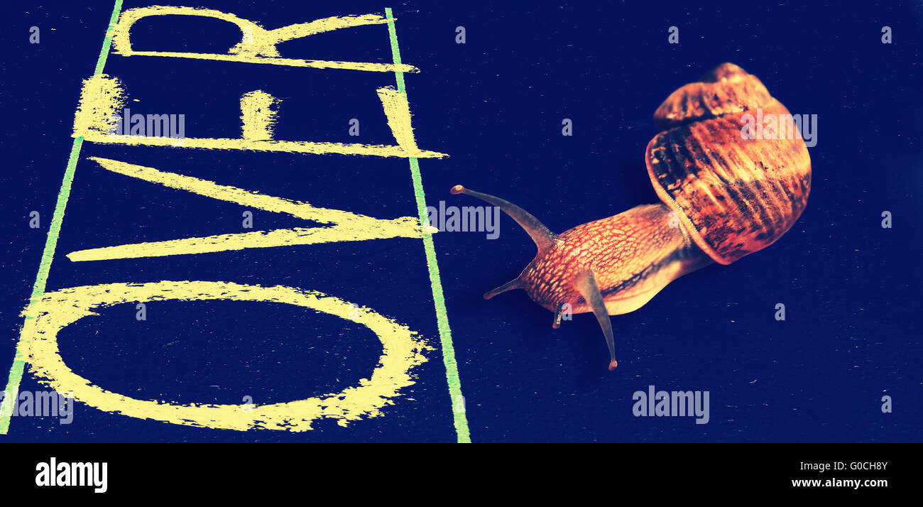 Va a passo di lumaca sulla lavagna nera scritta a mano su word Foto Stock