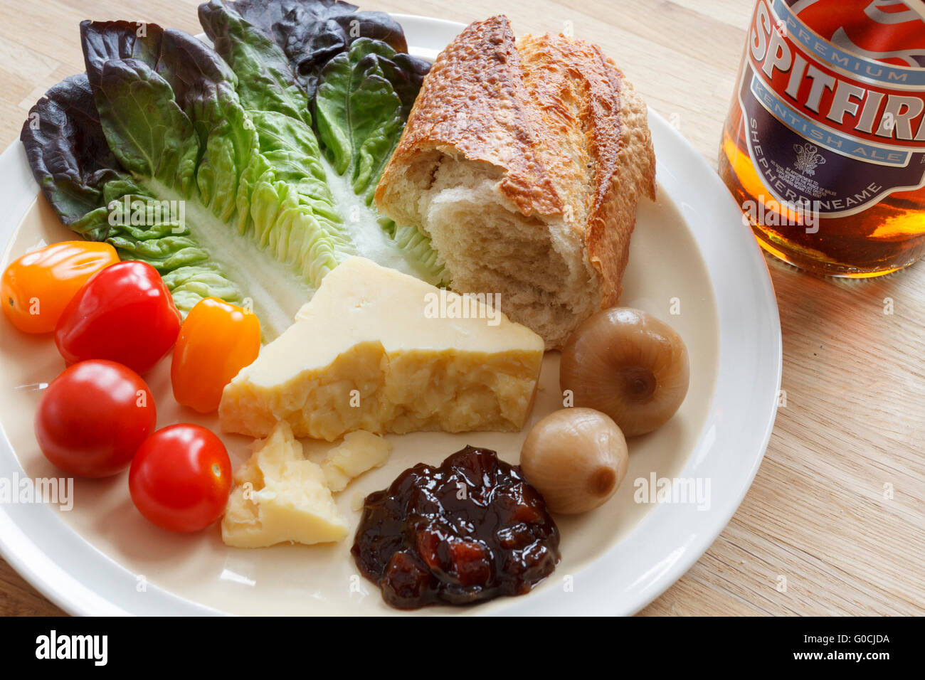 Inglese tradizionale pranzo plowmans consistente di pane, formaggi, sottaceti e birra Foto Stock