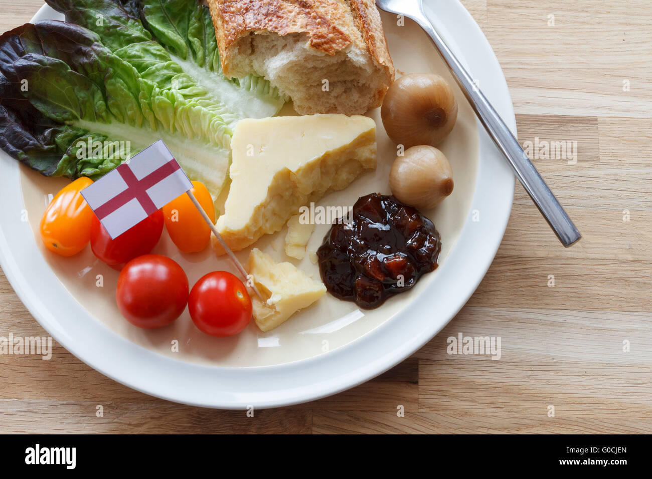 Inglese tradizionale pranzo plowmans costituito da pane, formaggio e sottaceti Foto Stock