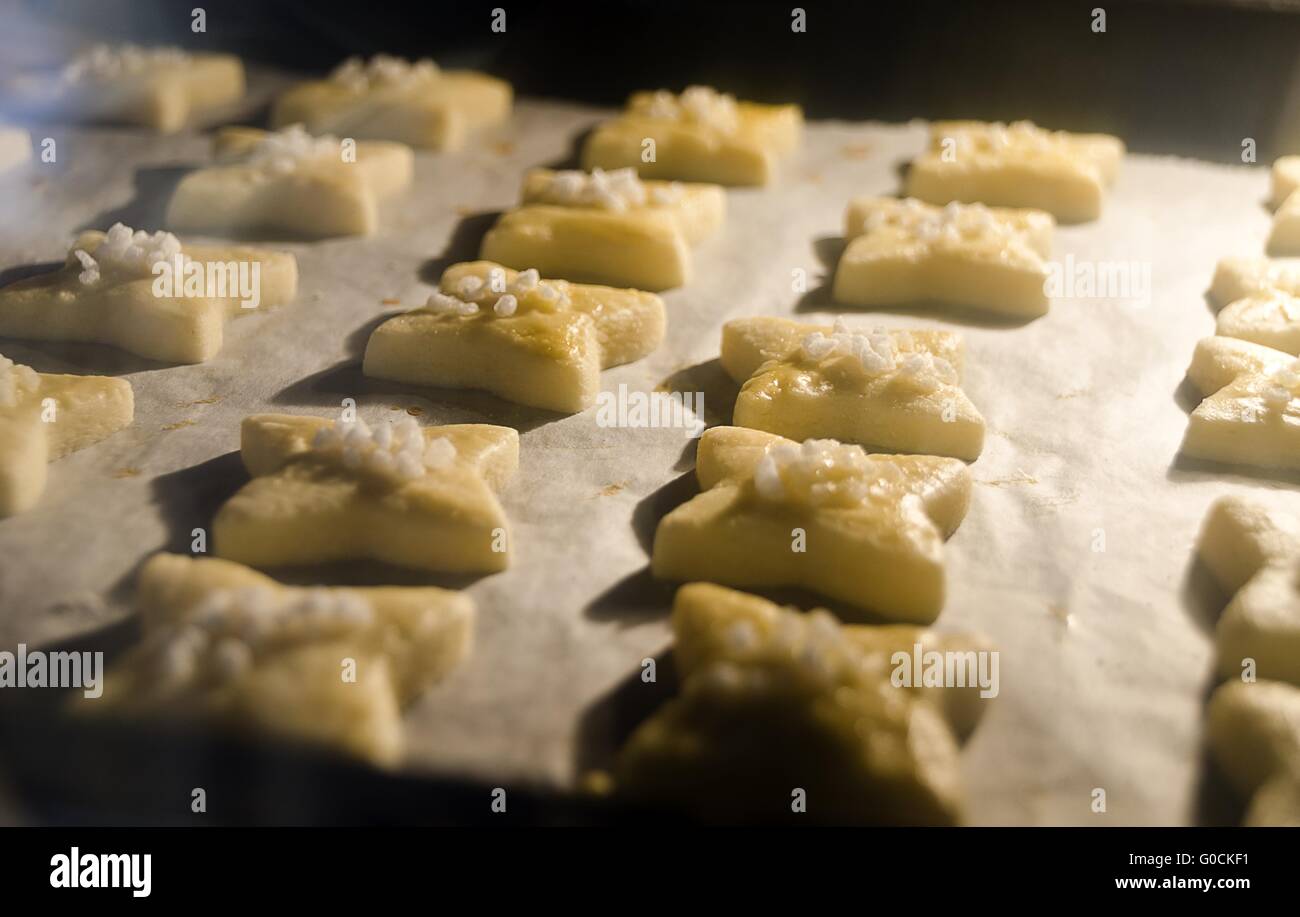 I biscotti su carta da forno in un forno di cottura Foto Stock