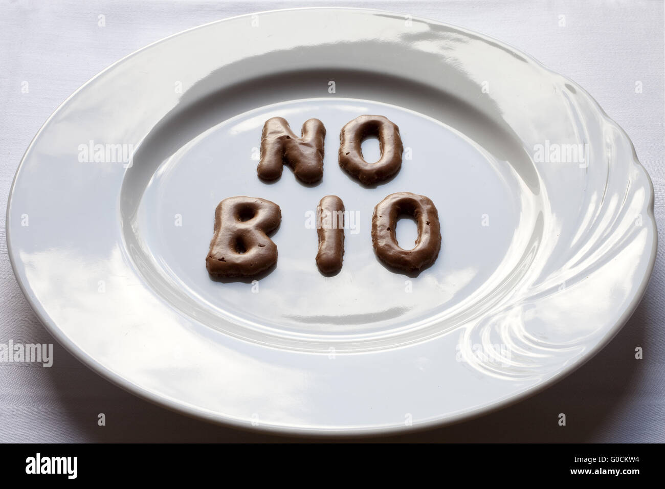 Lettere che compongono la parola no Bio su una piastra Foto Stock