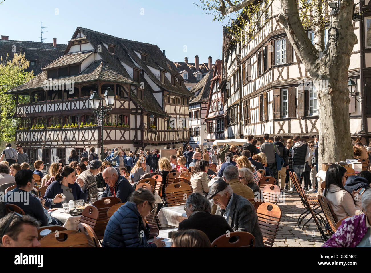 Street cafe su Place Benjamin Zix la struttura di legno Maison des Tanneurs, La Petite France di Strasburgo, Alsazia, Francia Foto Stock