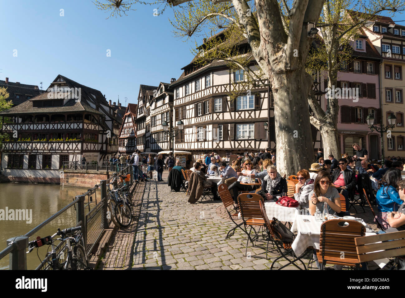 Street cafe su Place Benjamin Zix la struttura di legno Maison des Tanneurs, La Petite France di Strasburgo, Alsazia, Francia Foto Stock