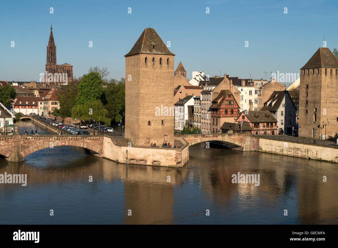 Le torri del ponte medievale Ponts Couverts e il fiume Ill a Strasburgo, Alsazia, Francia Foto Stock