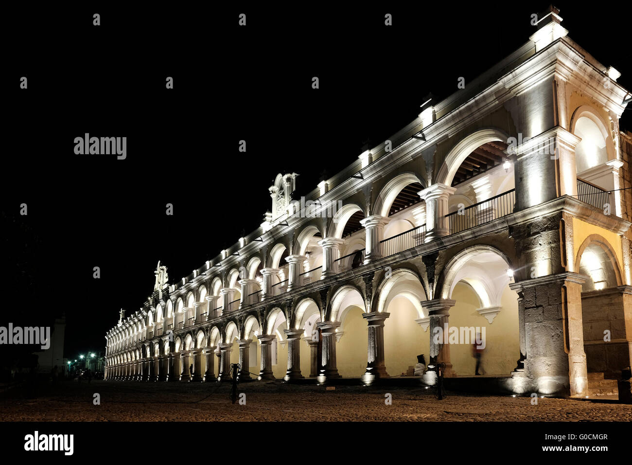 Vista esterna del Capitano Generale Palace o il Palacio de los Capitanes Generales un grande edificio che serve come sede del Guatemala Istituto di turismo e della polizia nazionale situato nella piazza centrale della città di Antigua noto per le sue conserve di Barocco spagnolo-architettura di influenza negli altipiani centrali del Guatemala America Centrale Foto Stock