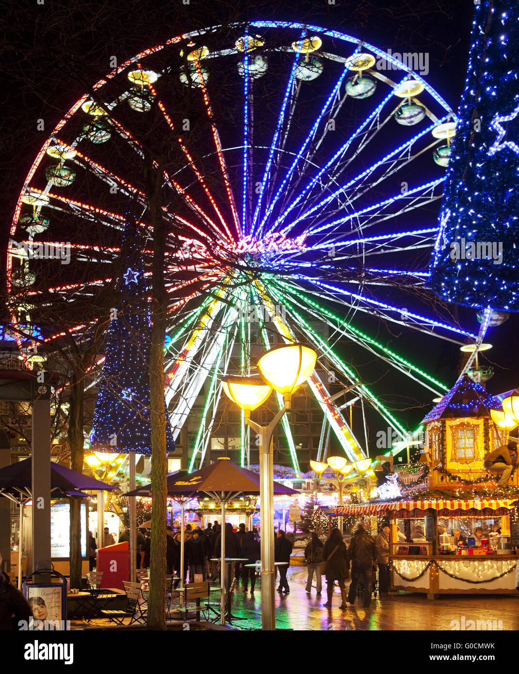 Mercatino di Natale con la ruota panoramica Ferris di sera Foto Stock