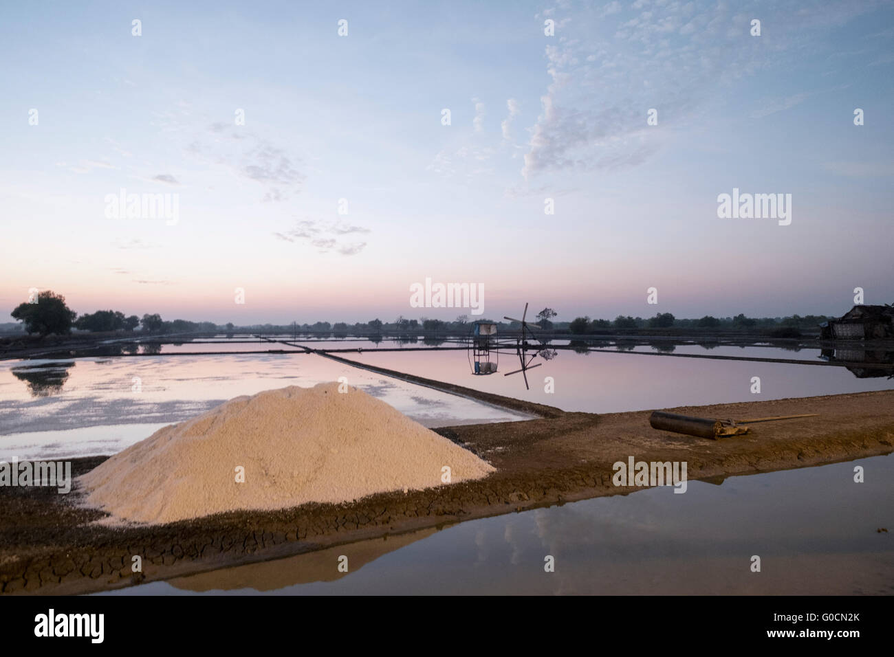 La mattina presto nel campo di sale o sale farm in Sidoarjo, Indonesia. La tradizionale produzione di sale di Petani chiamato Garam. Foto Stock