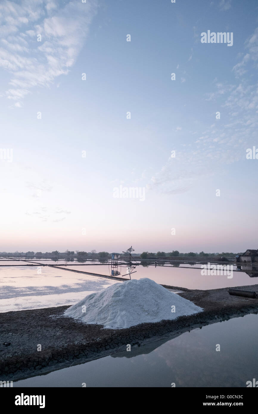 La mattina presto nel campo di sale o sale farm in Sidoarjo, Indonesia. La tradizionale produzione di sale di Petani chiamato Garam. Foto Stock