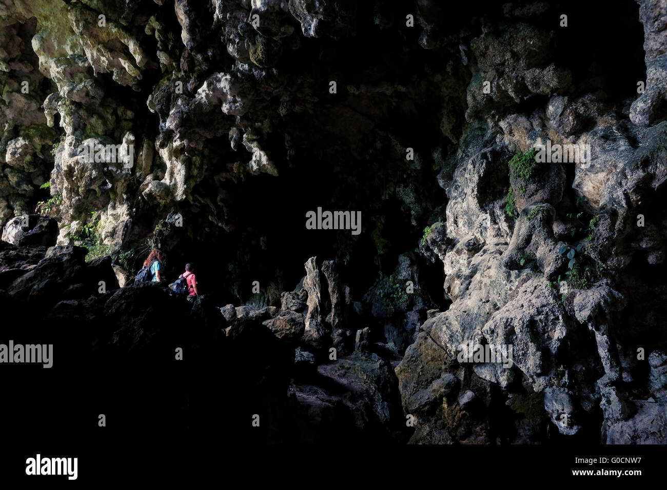 Persone escursioni all'interno della Candelaria grotta naturale sistema famoso per la sua peculiare dei fenomeni carsici e significato per la storia Maya in highland-pianura transizione di Alta Verapaz tra i comuni di Chisec Raxruha e in Guatemala America centrale. Foto Stock