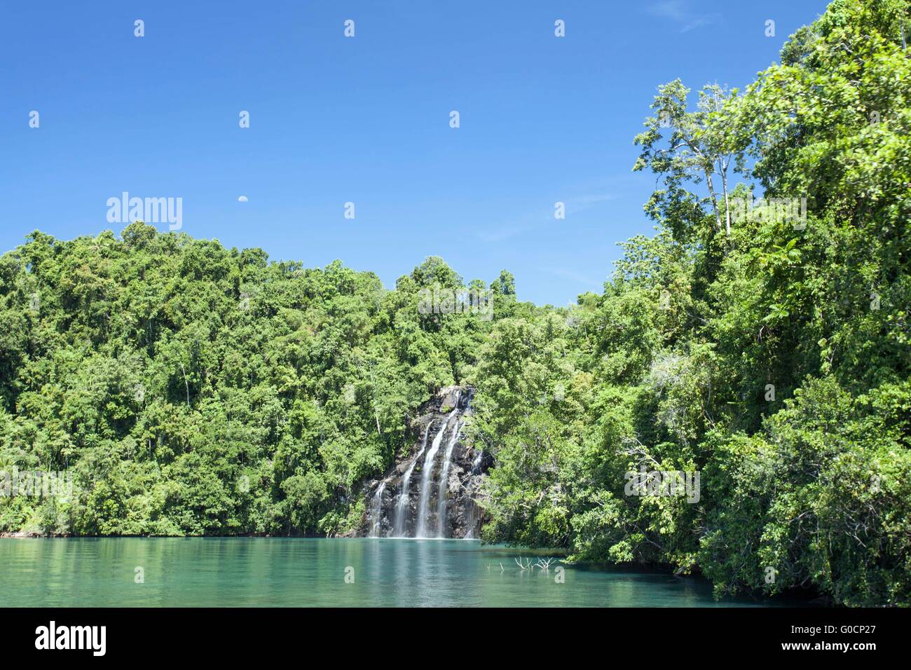 Breathaking vista della cascata Kahatola a Ternate. È nelle isole Molucche (Molucche) dell Indonesia orientale. Foto Stock