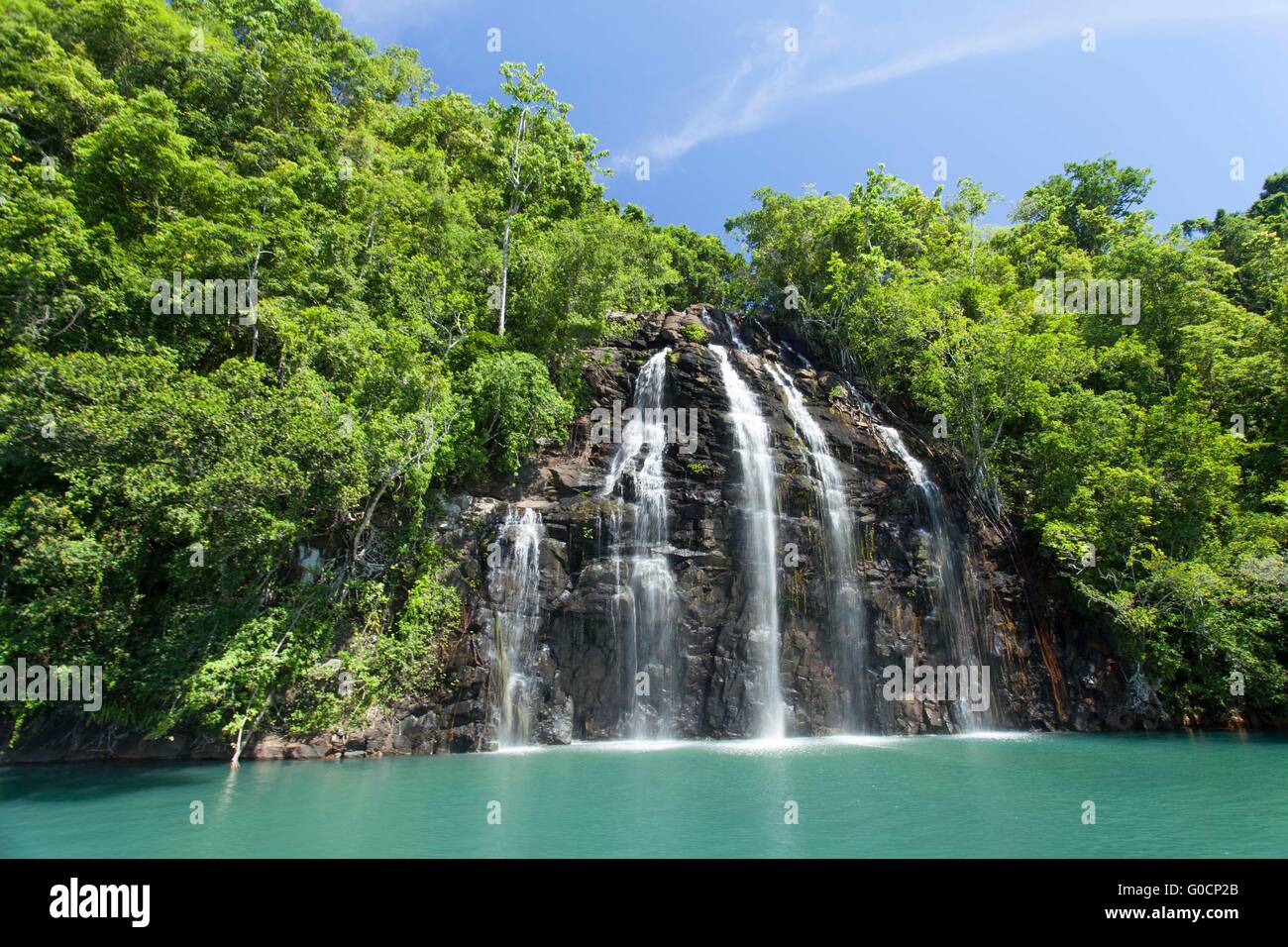 Breathaking vista della cascata Kahatola a Ternate. È nelle isole Molucche (Molucche) dell Indonesia orientale. Foto Stock