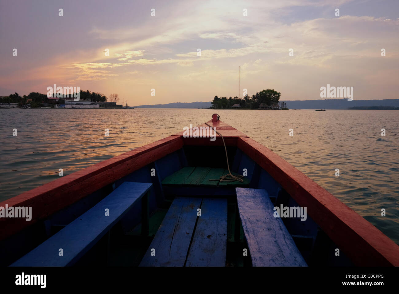 Una barca da una piccola isola del lago Peten Itza nella regione di El Petén Basin nel nord del Guatemala Foto Stock