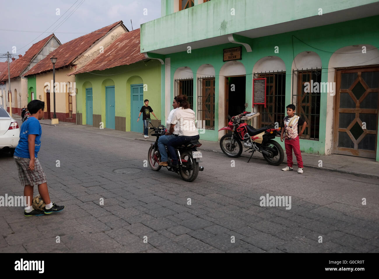 Scena di strada presso la parte vecchia della città di Flores si trova su un isola sul lago Peten Itza nella regione di El Petén Basin nel nord del Guatemala Foto Stock