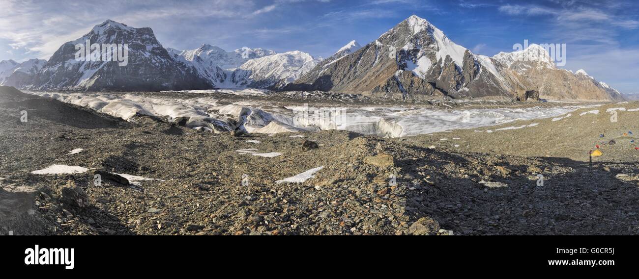 Suggestivo panorama del ghiacciaio Engilchek nella pittoresca Piazza Tian Shan mountain range in Kirghizistan Foto Stock